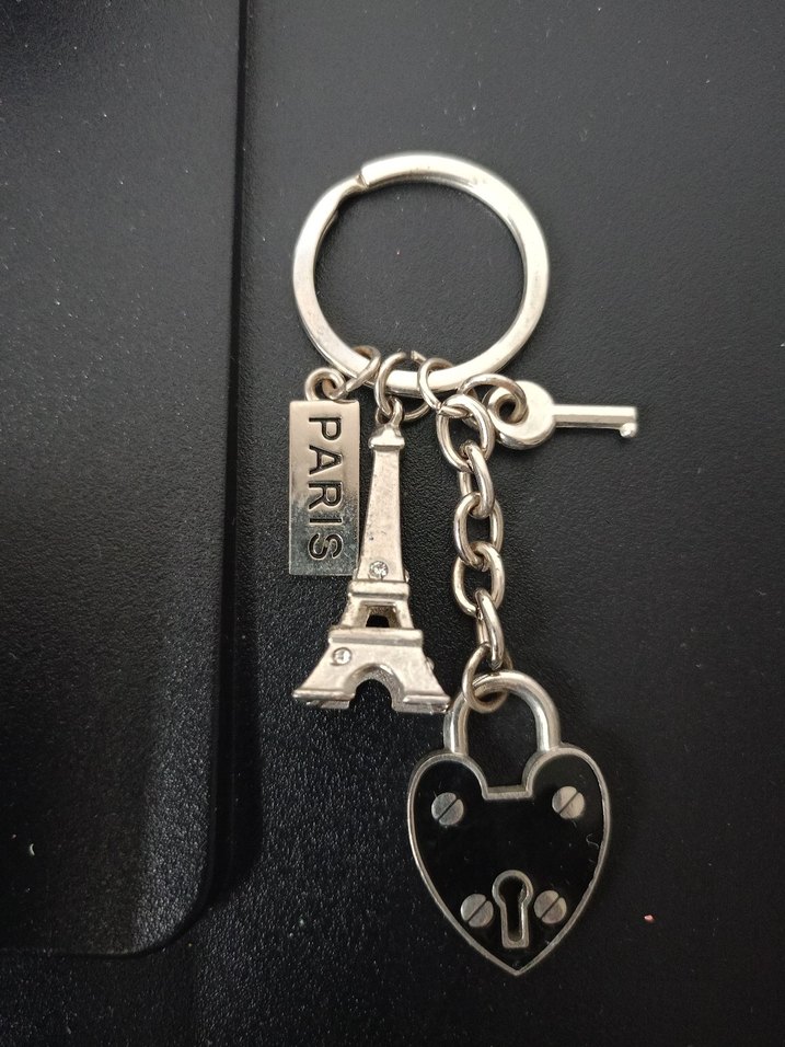 Siyah Parlak Zincir Detaylı Paris Temalı Anahtarlık - Görsel 2