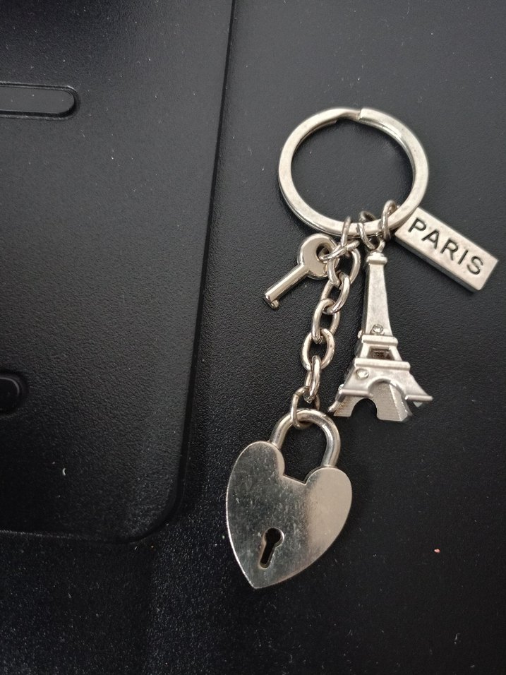 Siyah Parlak Zincir Detaylı Paris Temalı Anahtarlık - Görsel 3