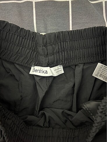 m Beden siyah Renk Bershka paraşüt pantolon