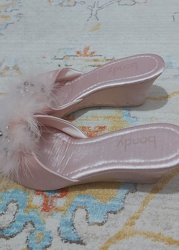 Pembe Kürklü Nakışlı Kadın Terlik - Görsel 2