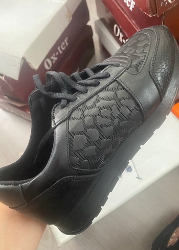 Siyah Yılan Desenli Spor Ayakkabı