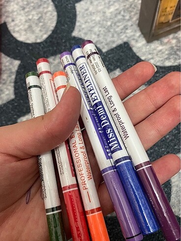 Renkli eyeliner