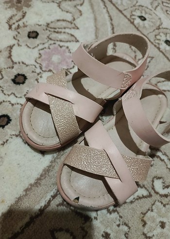 26 Beden Kız Çocuk Pembe Tokalı Sandalet