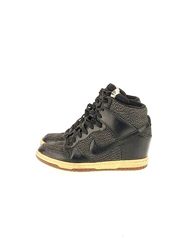 Nike Spor Ayakkabı %70 İndirimli.