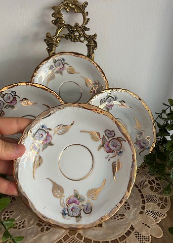 Çiçekli ve Altın Yapraklı Beyaz Porselen Tabaklar çay tabakları - Görsel 11