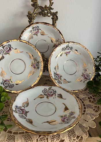 Çiçekli ve Altın Yapraklı Beyaz Porselen Tabaklar çay tabakları - Görsel 3