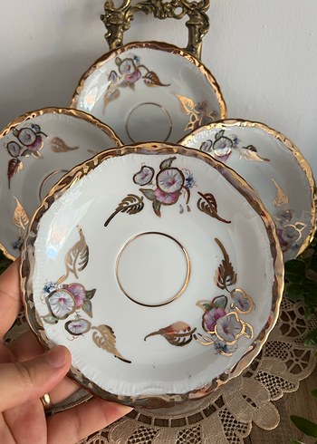 Çiçekli ve Altın Yapraklı Beyaz Porselen Tabaklar çay tabakları - Görsel 10