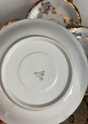 Çiçekli ve Altın Yapraklı Beyaz Porselen Tabaklar çay tabakları - Görsel 6