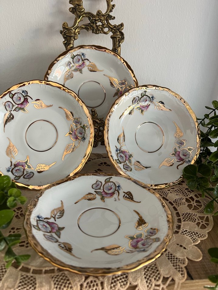 Çiçekli ve Altın Yapraklı Beyaz Porselen Tabaklar çay tabakları - Görsel 3