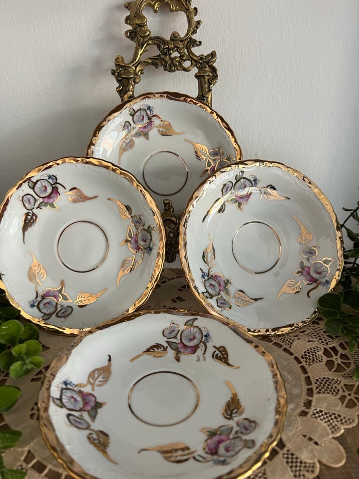 Çiçekli ve Altın Yapraklı Beyaz Porselen Tabaklar çay tabakları - Görsel 4