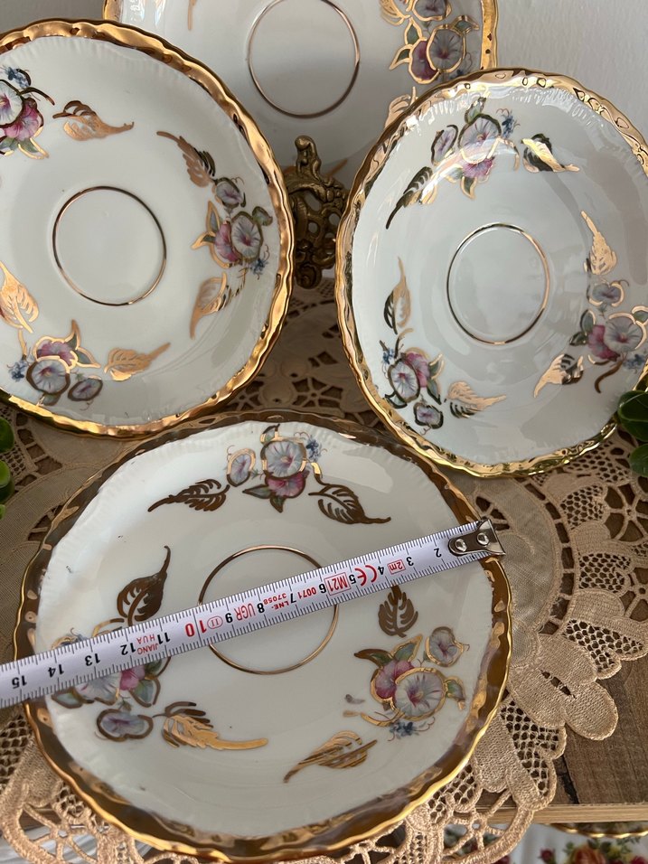 Çiçekli ve Altın Yapraklı Beyaz Porselen Tabaklar çay tabakları - Görsel 5