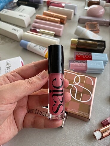 Diğer Rare blush saie gloss