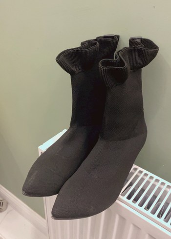 Fırfırlı Siyah Stiletto Topuklu Kadın Bot