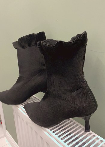 Zara Fırfırlı Siyah Stiletto Topuklu Kadın Bot