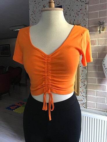 Urban Outfitters önden bağlamalı crop