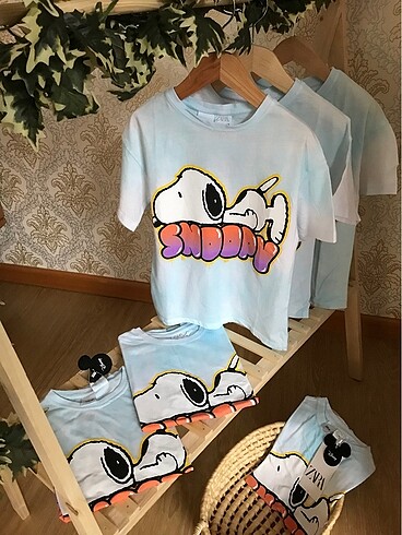 SNOOPY PEANUTS BATİK DESENLİ T-SHİRT