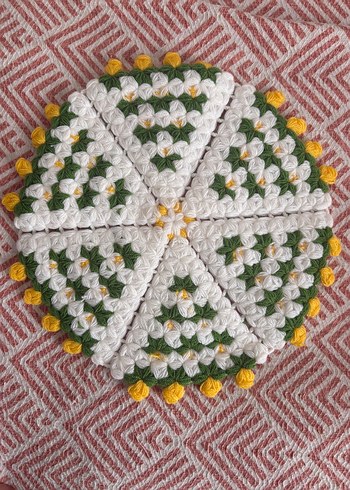 Sarı ve Beyaz Çiçekli El Örgüsü Dekoratif Örtü - Görsel 4