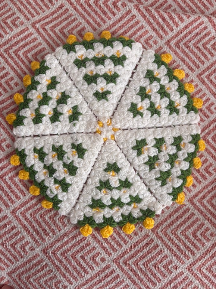 Sarı ve Beyaz Çiçekli El Örgüsü Dekoratif Örtü - Görsel 4
