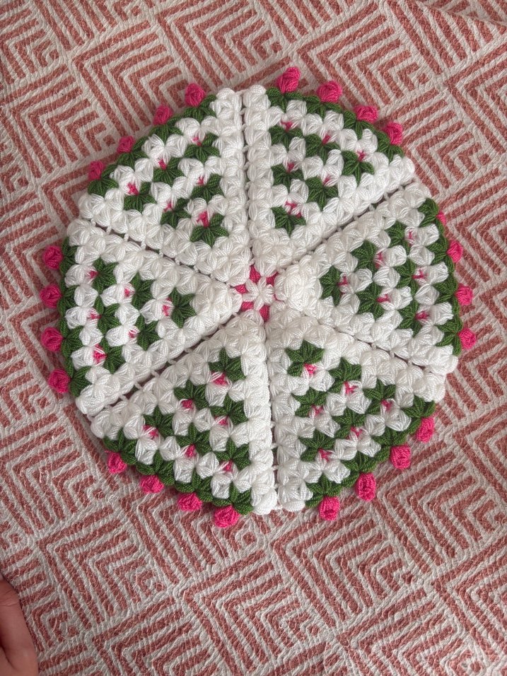 Sarı ve Beyaz Çiçekli El Örgüsü Dekoratif Örtü - Görsel 3