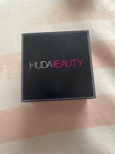 Huda beauty pudra