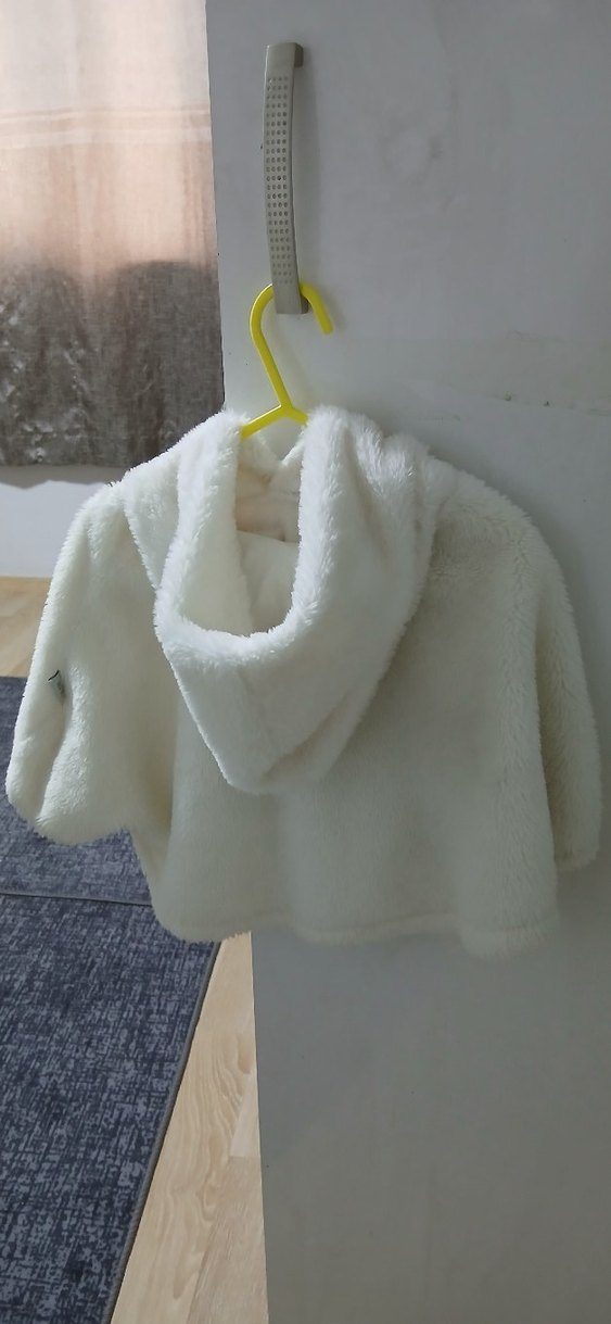 Kız Çocuk Beyaz Kapüşonlu Ponço - Görsel 2