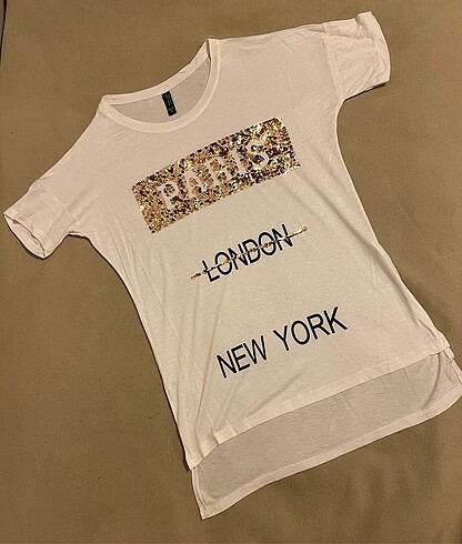 Beyaz pul işlemeli t-shirt