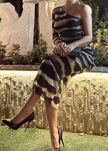 Zara Kahverengi Zebra Desenli Drapeli Uzun Elbise - Görsel 2