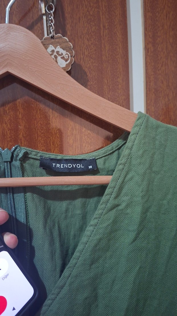 Yeşil V Yakalı Uzun Keten Elbise - Görsel 3