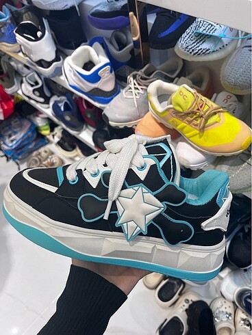 y2k sneaker