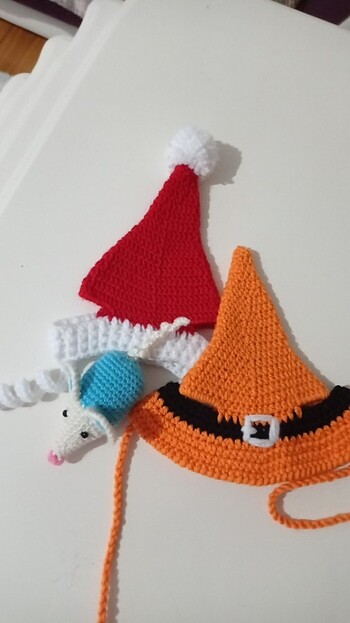 Cadı şapkası oyuncak fare ve Noel sapkasi