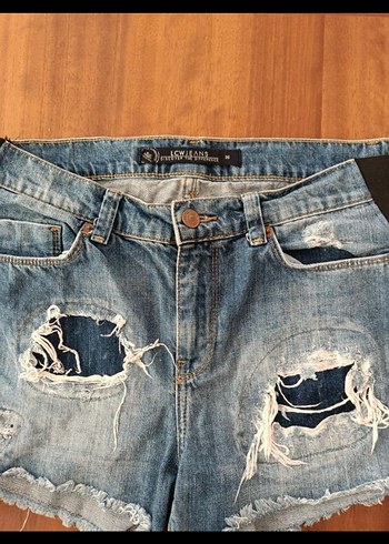 Kadın Mavi Yırtık Kot Şort - Görsel 2