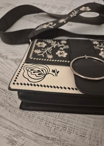 Nakışlı Deri Kadın Çantası - Görsel 4