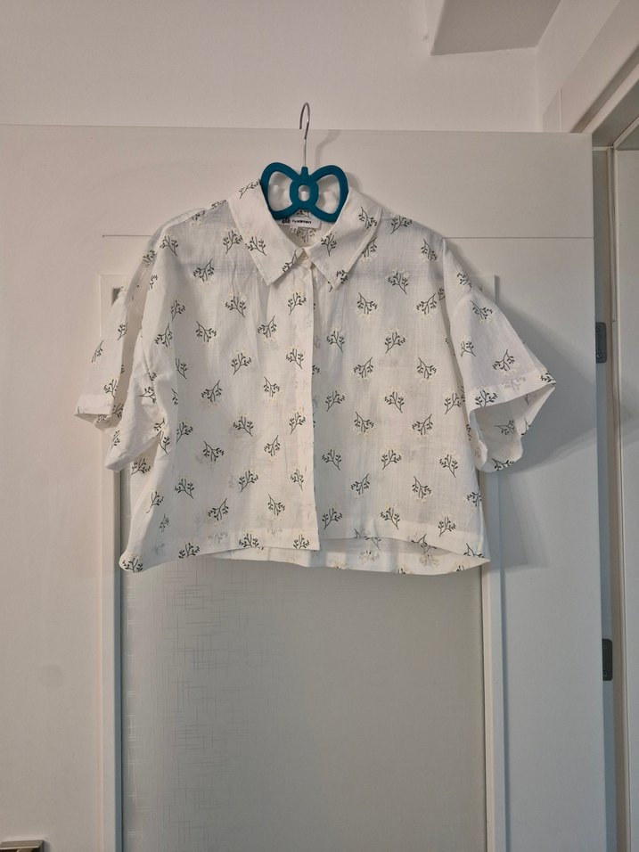 Düğmeli V Yakalı Nakışlı Beyaz Mini Gömlek - Görsel 2