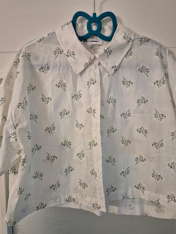 Düğmeli V Yakalı Nakışlı Beyaz Mini Gömlek - Görsel 4