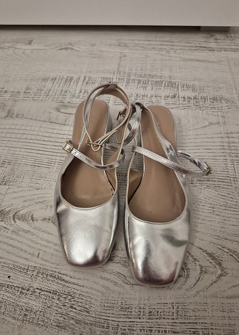 Gri Metalik Kemerli Kadın Topuklu Ayakkabı - Görsel 5