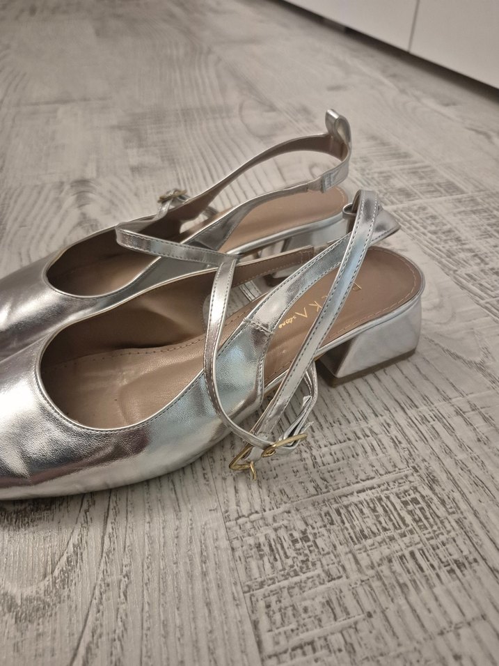 Gri Metalik Kemerli Kadın Topuklu Ayakkabı - Görsel 4