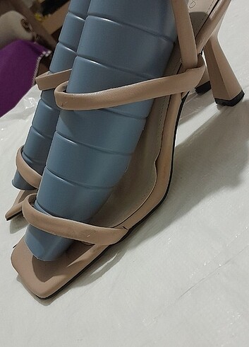 Diğer 40 no bej rengi geniş topuk bantlı sandalet