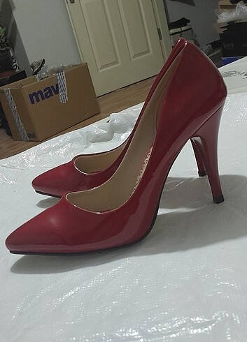 40 Beden 40 no kırmızı renk sıfır stiletto