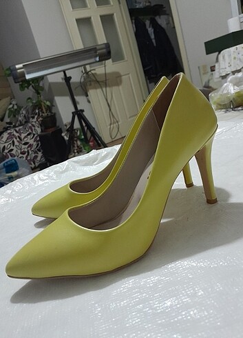 Diğer 38 no sarı renk KÜLKEDİSİ marka stiletto