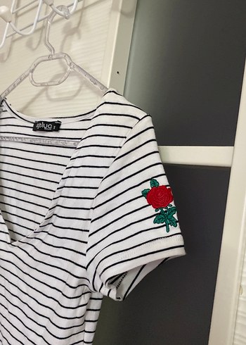 Beyaz Gri Çizgili V Yaka kadın boydan - Görsel 2