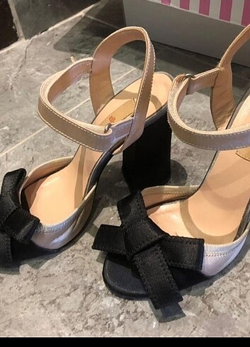 37 Beden Elle kadın fiyonklu topuklu ayakkabı 