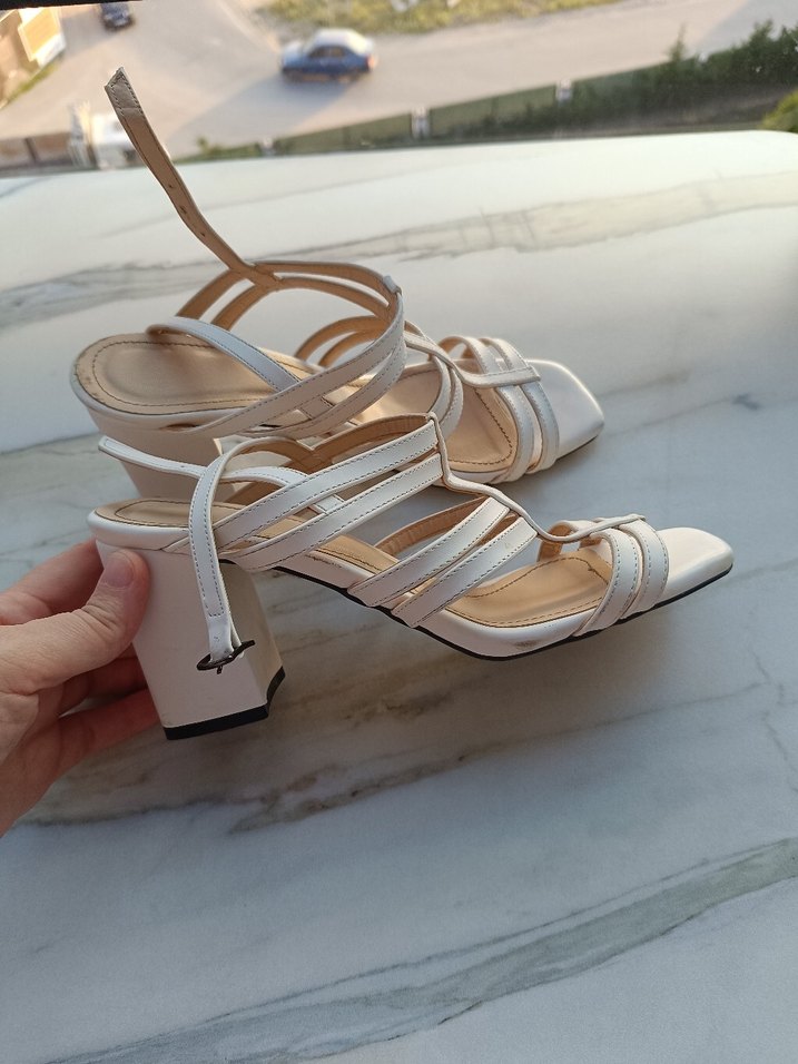 Minimalist Beyaz Topuklu Kadın Sandalet - Görsel 2