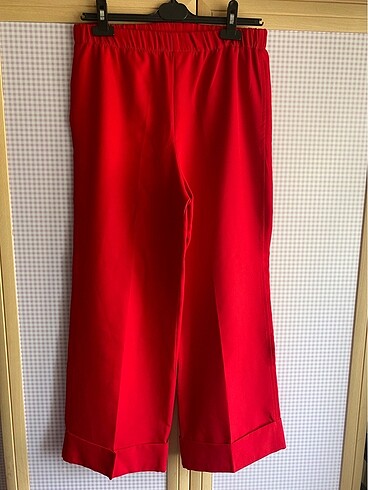 Kadın kırmızı pantolon