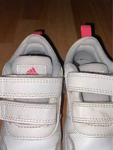 25 Beden beyaz Renk Adidas spor ayakkabi