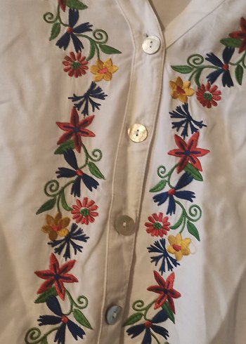 Beyaz nakışlı crop gömlek. - Görsel 2