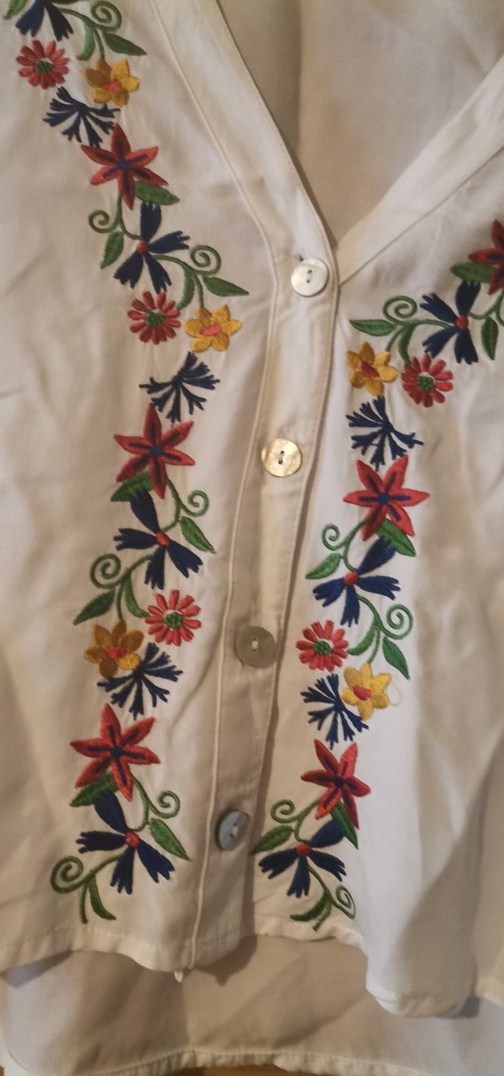 Beyaz nakışlı crop gömlek. - Görsel 2