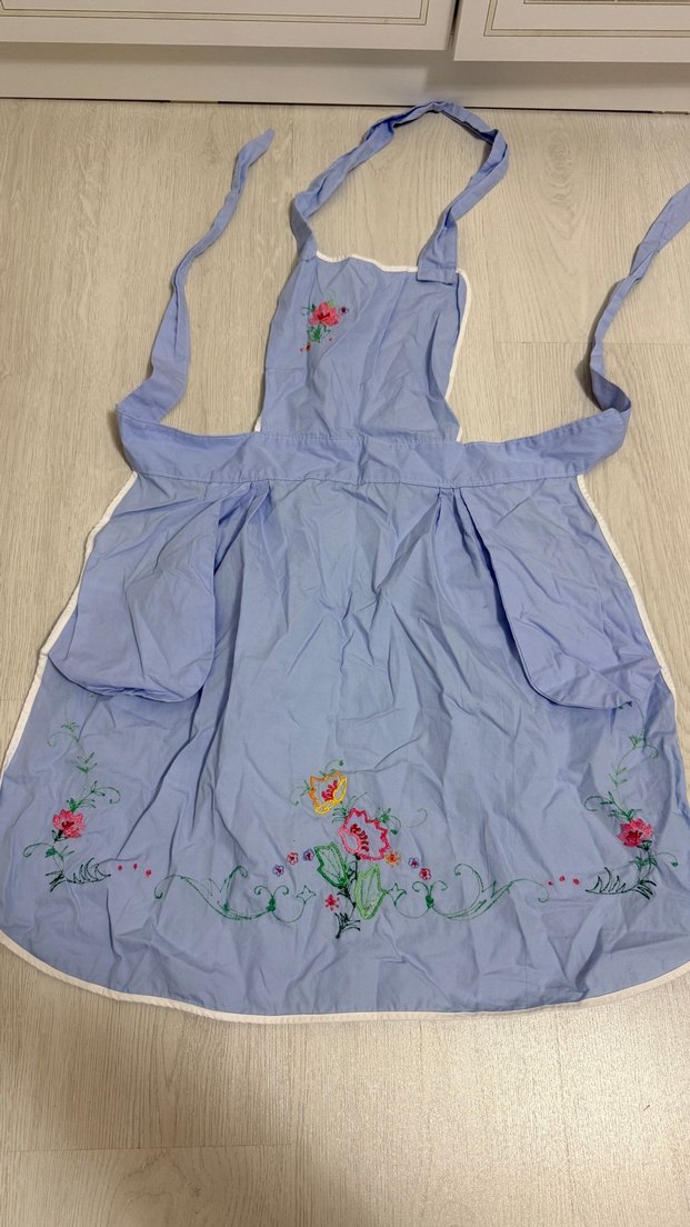 Pastel Mavi Çiçekli Önlük - Şıklık ve Rahatlık Bir Arada — görsel 4/4