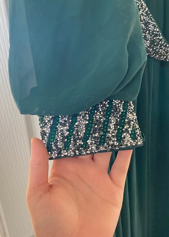 Drapeli V Yaka Yeşil İşlemeli Uzun Elbise - Görsel 3