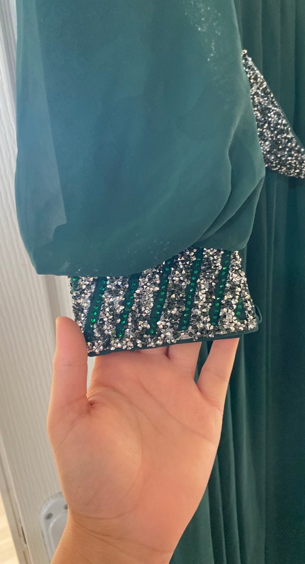 Drapeli V Yaka Yeşil İşlemeli Uzun Elbise - Görsel 3