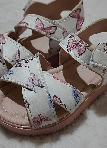 21 Beden Deri Görünümlü Çapraz Bantlı Kız Bebek Sandalet